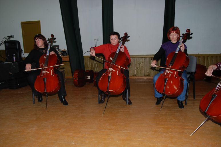 women in a circle learning cello