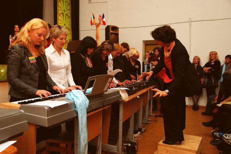 keyboard adult-group performance