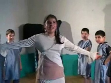 language-theatre children acting showing courage