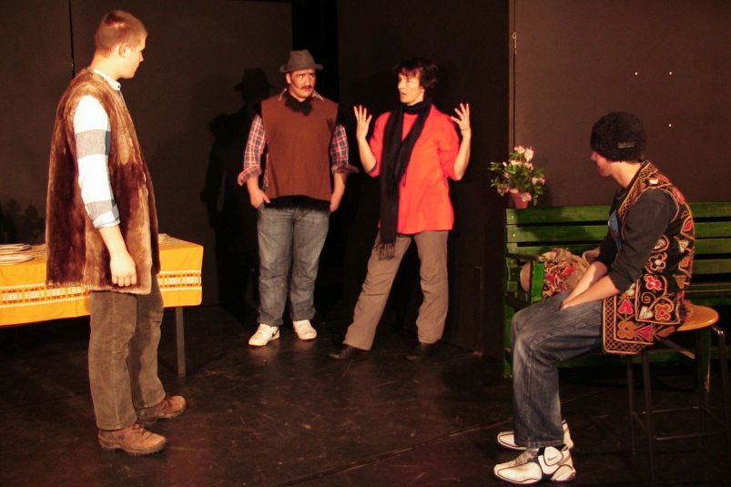 language-theatre teacher explaining expressively