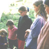 children and youngsters in one line from the talest to the smallest